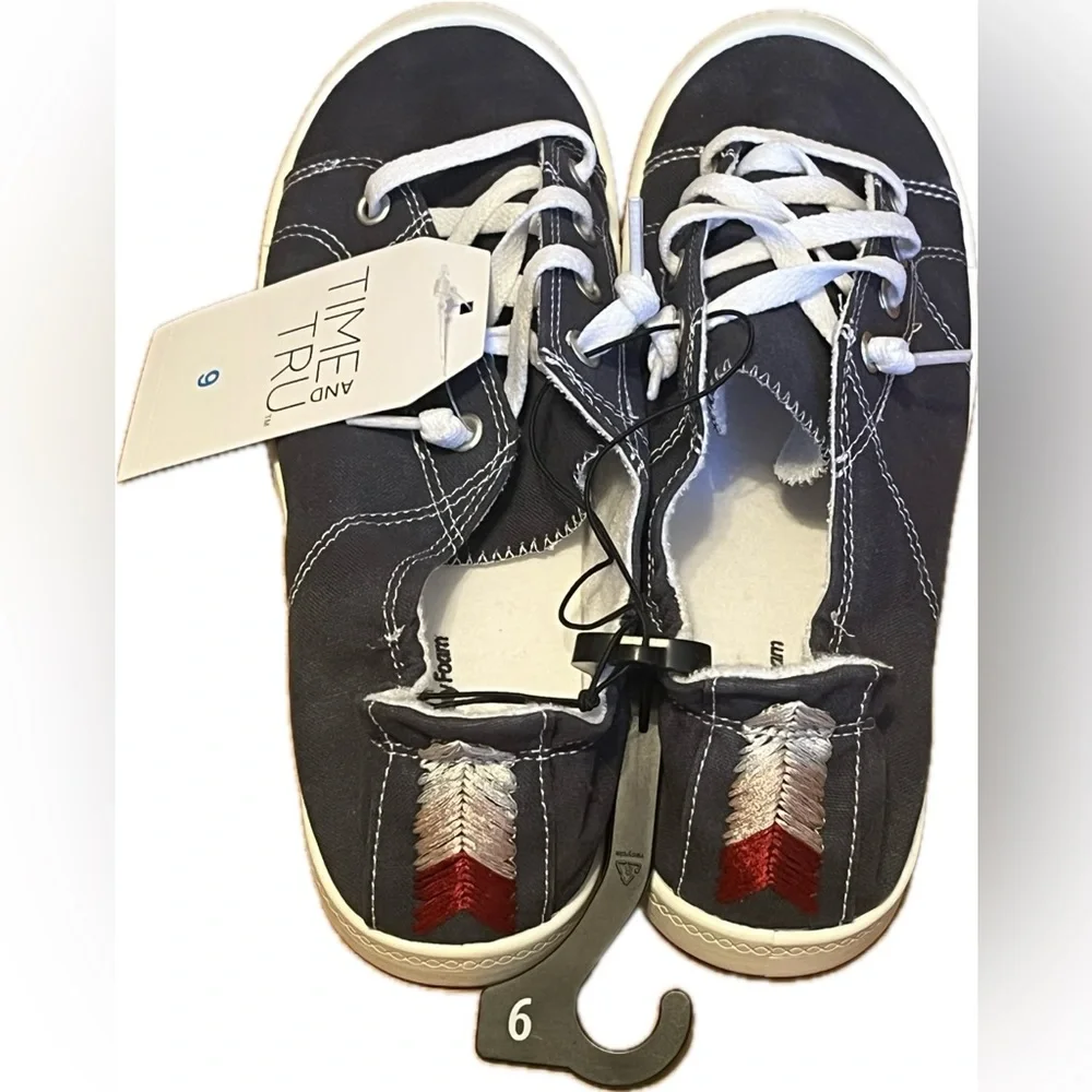 Time and Tru Navy Canvas Lace-Up Scrunchback Sneakers. New with tags. Size 9 - Picture 5 of 6